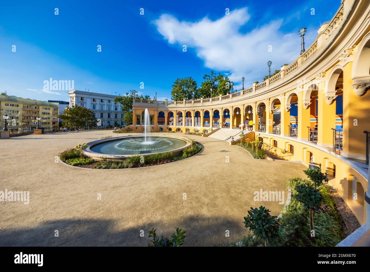 Wroclaw, Polonia - 24 luglio 2024: Bastione Saddlebag splendidamente ristrutturato con una grande fontana rotonda al centro della collina Partisan nel centro storico di Cente Foto Stock