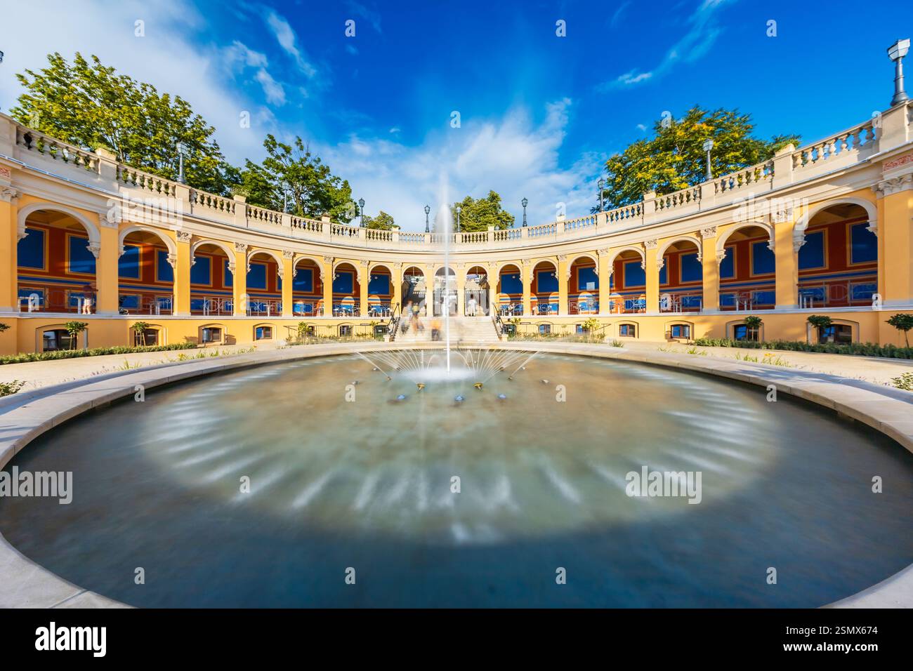 Wroclaw, Polonia - 24 luglio 2024: Bastione Saddlebag splendidamente ristrutturato con una grande fontana rotonda al centro della collina Partisan nel centro storico di Cente Foto Stock