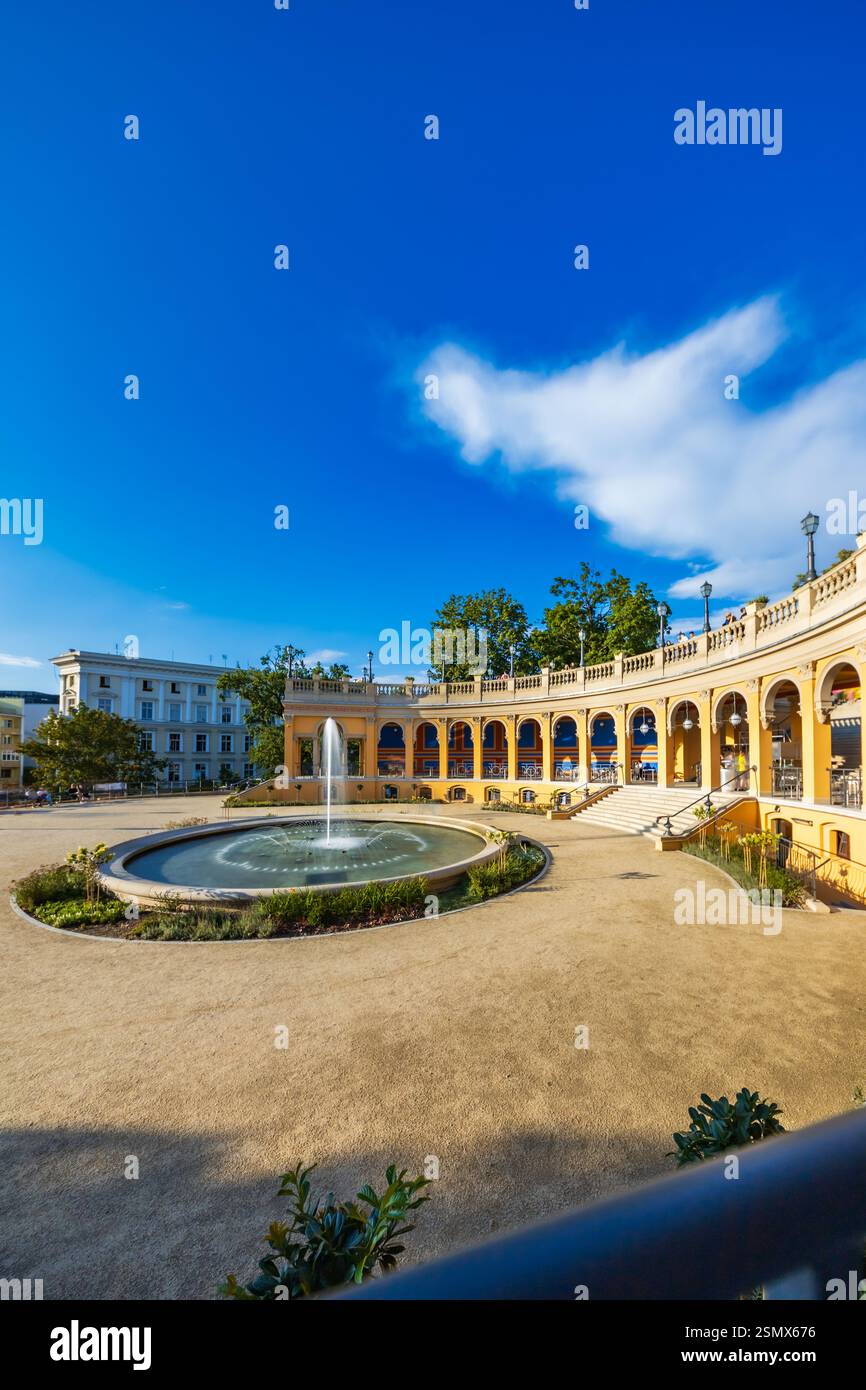 Wroclaw, Polonia - 24 luglio 2024: Bastione Saddlebag splendidamente ristrutturato con una grande fontana rotonda al centro della collina Partisan nel centro storico di Cente Foto Stock