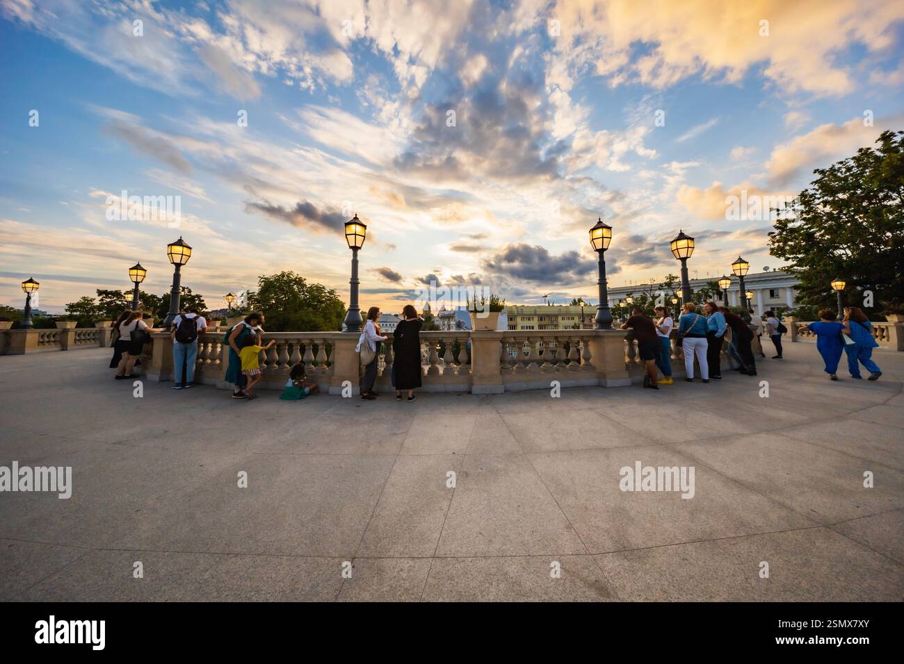 Wroclaw, Polonia - 24 luglio 2024: Bastione Saddlebag splendidamente ristrutturato con una grande fontana rotonda al centro della collina Partisan nel centro storico di Cente Foto Stock