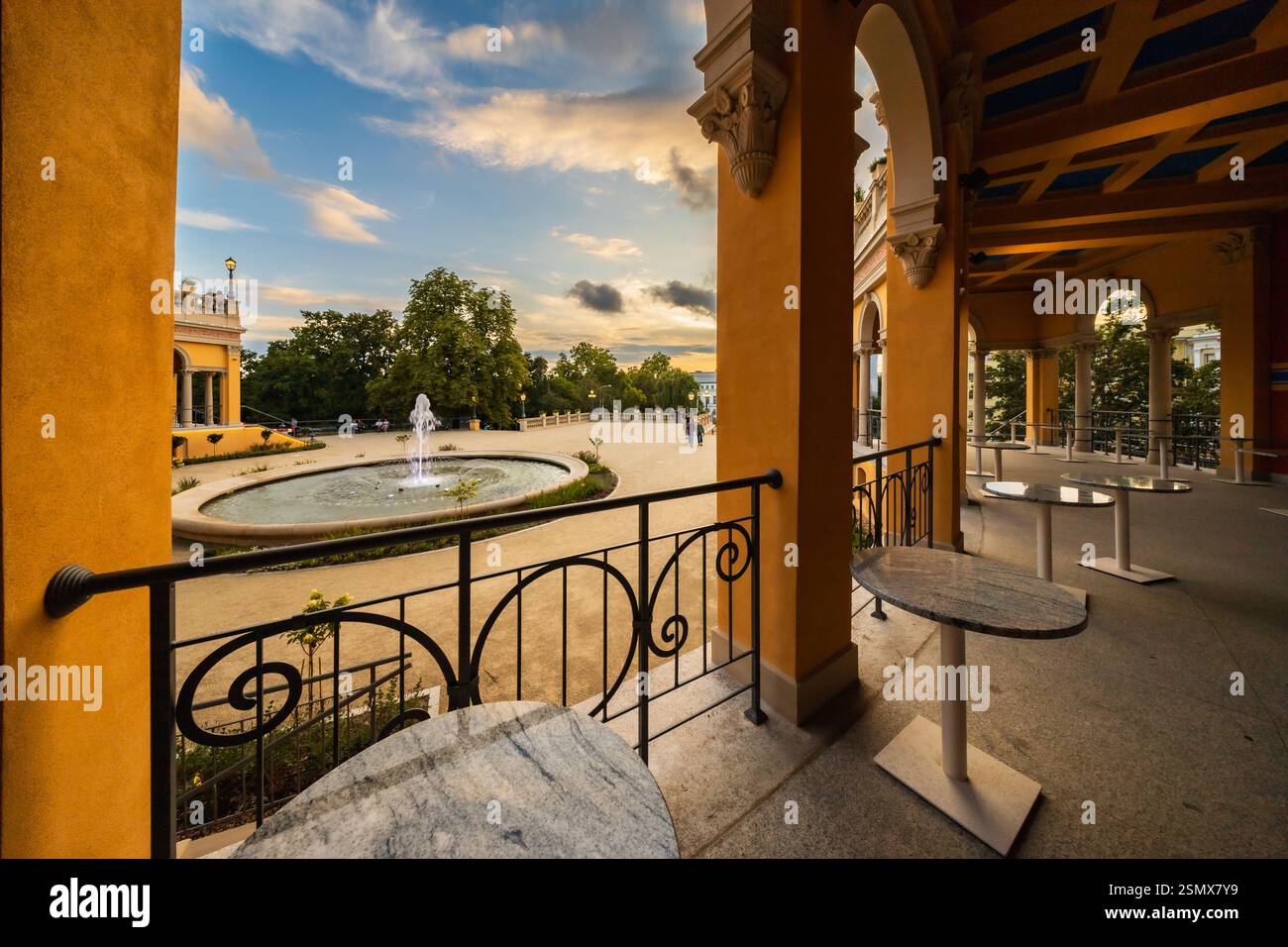 Wroclaw, Polonia - 24 luglio 2024: Bastione Saddlebag splendidamente ristrutturato con una grande fontana rotonda al centro della collina Partisan nel centro storico di Cente Foto Stock