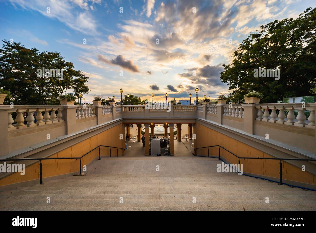 Wroclaw, Polonia - 24 luglio 2024: Bastione Saddlebag splendidamente ristrutturato con una grande fontana rotonda al centro della collina Partisan nel centro storico di Cente Foto Stock