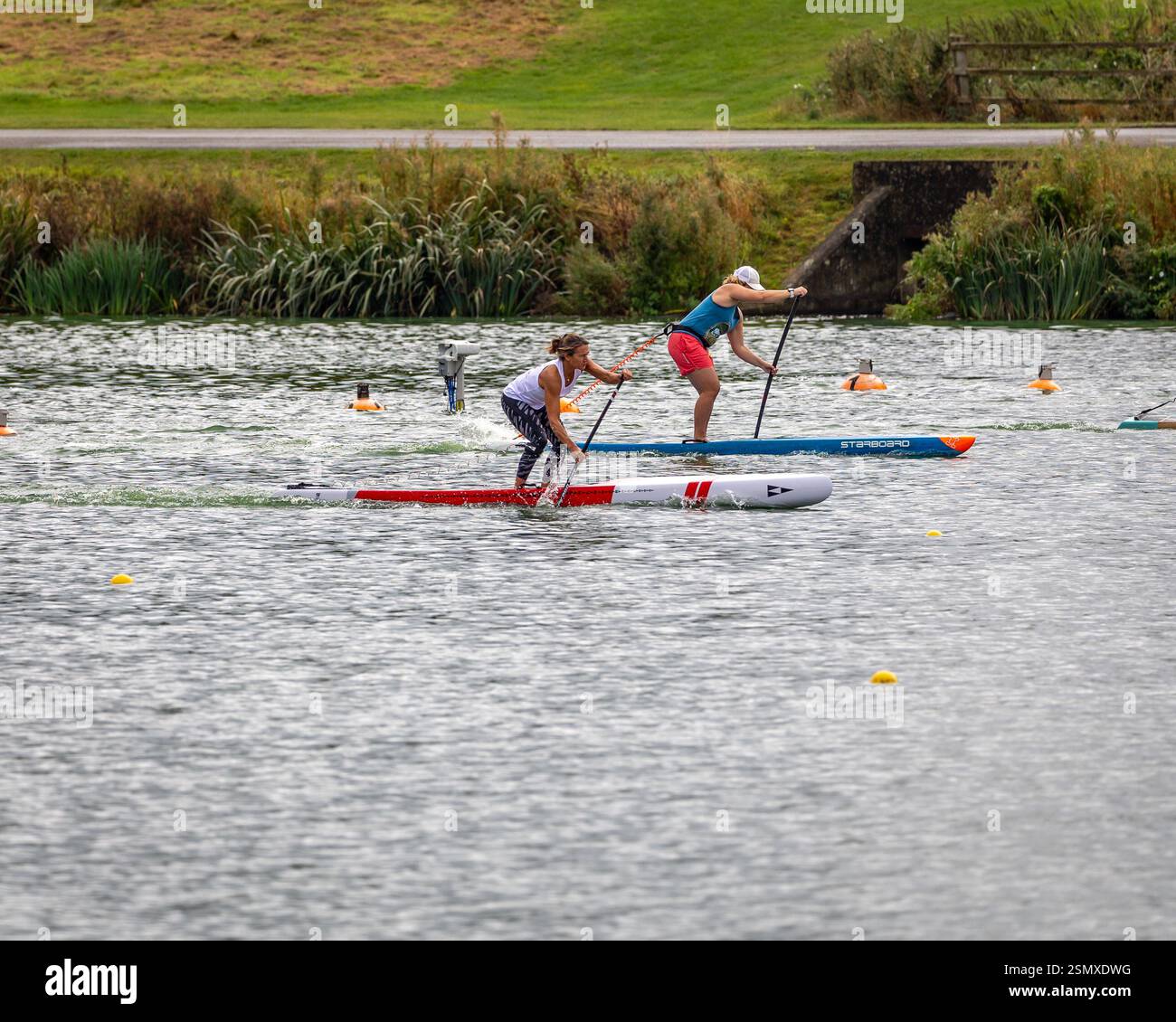 GBSUP Sprint Championships al National Watersports Centre, Nottingham, UK ft Ginnie Betts England e Team GB International paddleboard Racer Foto Stock