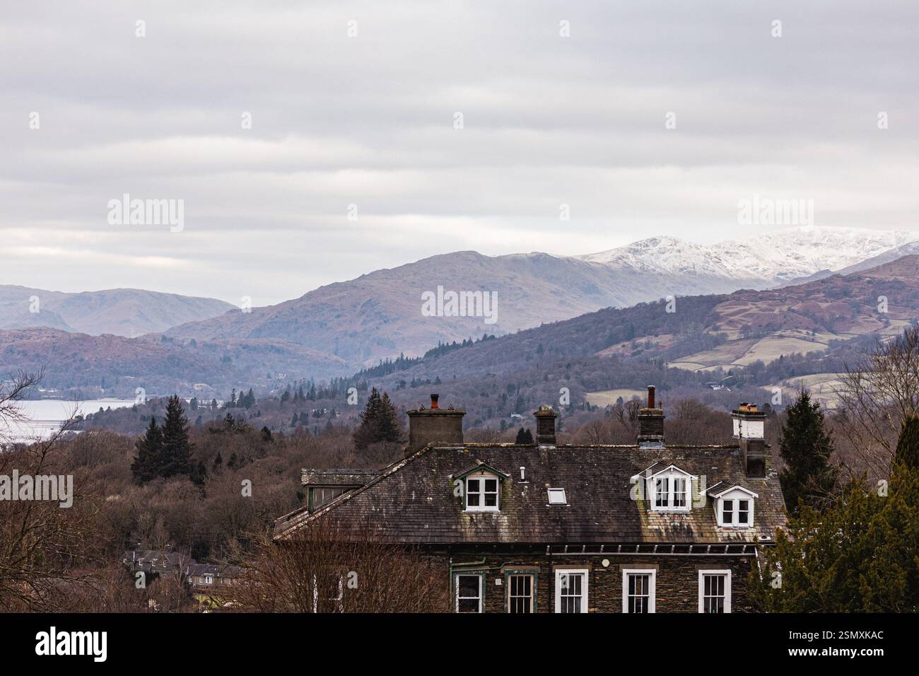 Cumbria meridionale, Regno Unito. 13 febbraio 2025. Regno Unito neve meteorologica sulle colline meridionali sopra il lago Windermere credito: Gordon Shoosmith/Alamy Live News Foto Stock