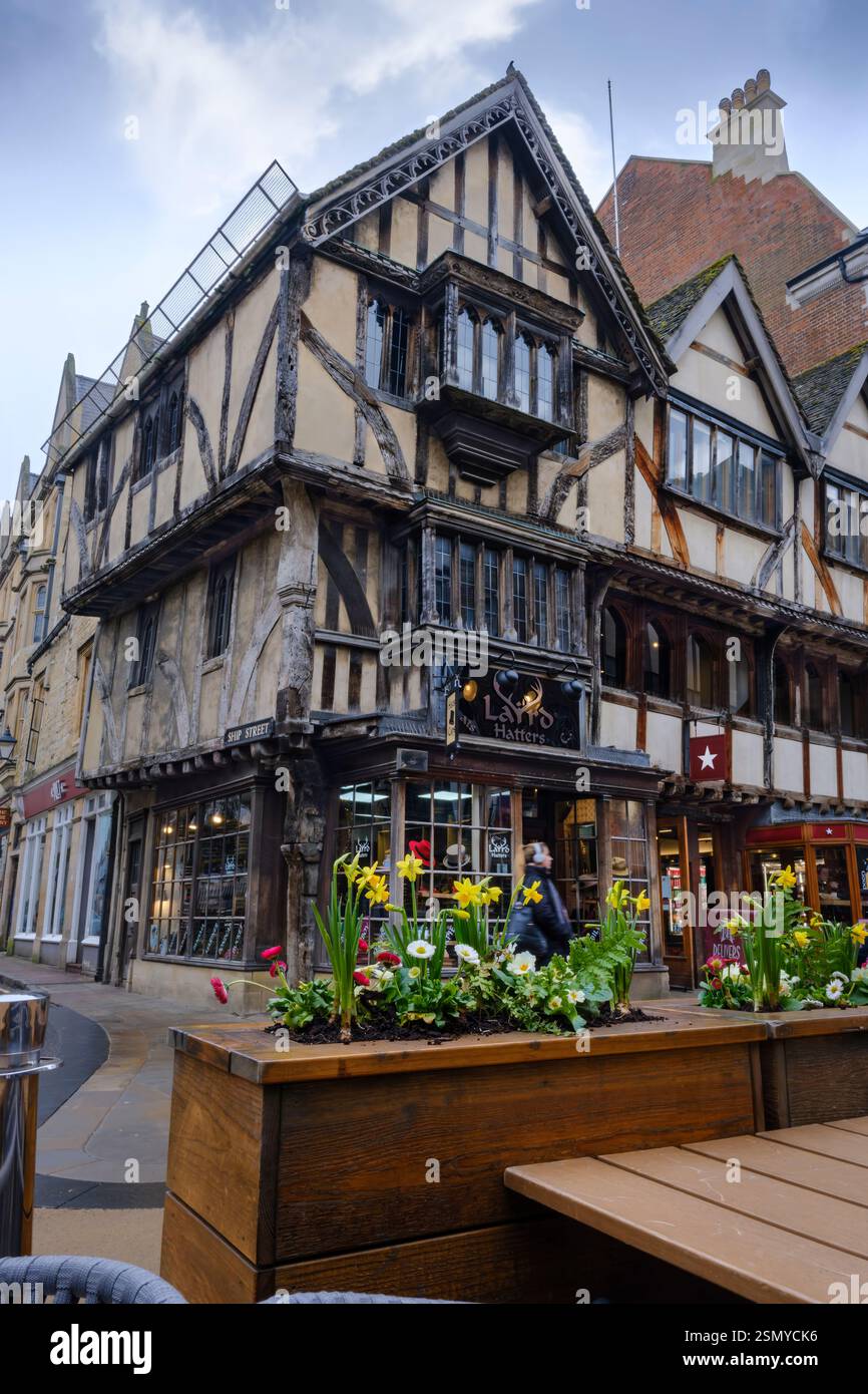 Edificio classificato Grade II all'angolo tra Cornmarket e Ship Street nella città di Oxford Foto Stock