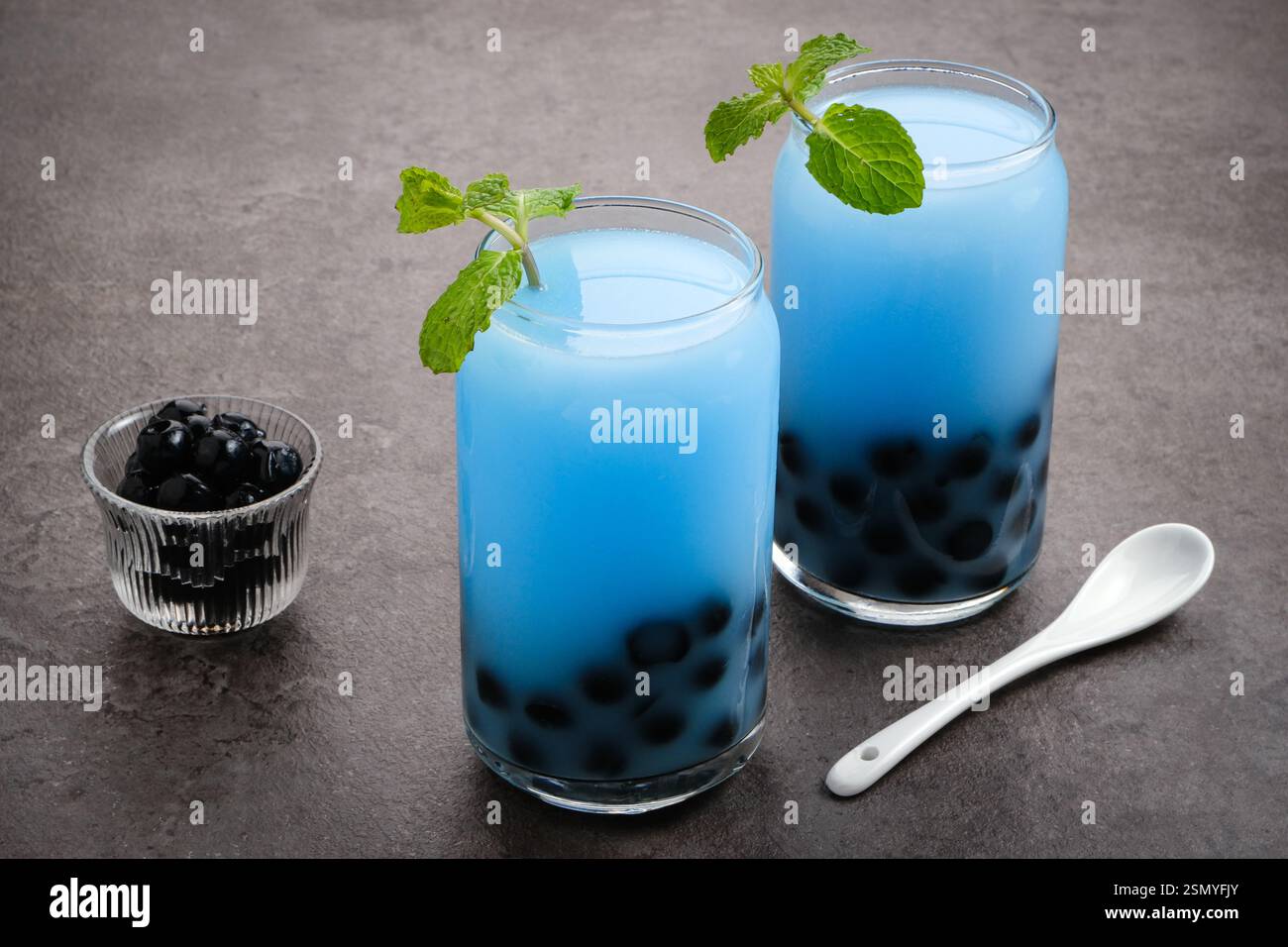 Bubble tea al latte di pisello con perle di boba tapioca e guarnizione alla menta Foto Stock