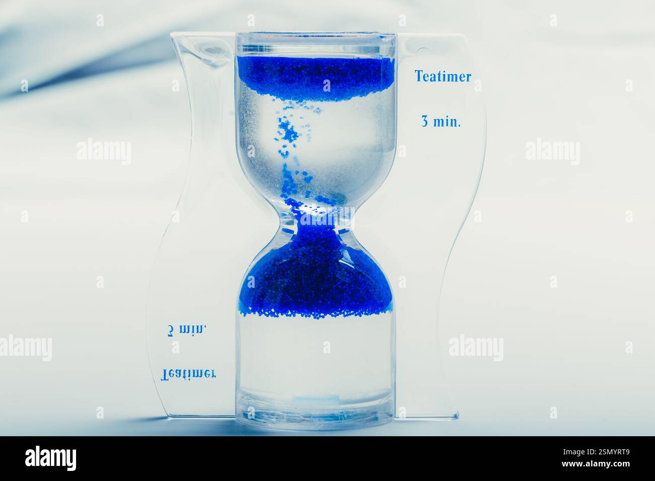 Esclusivo timer a clessidra con sabbia blu che indica tre minuti per preparare il tè Foto Stock