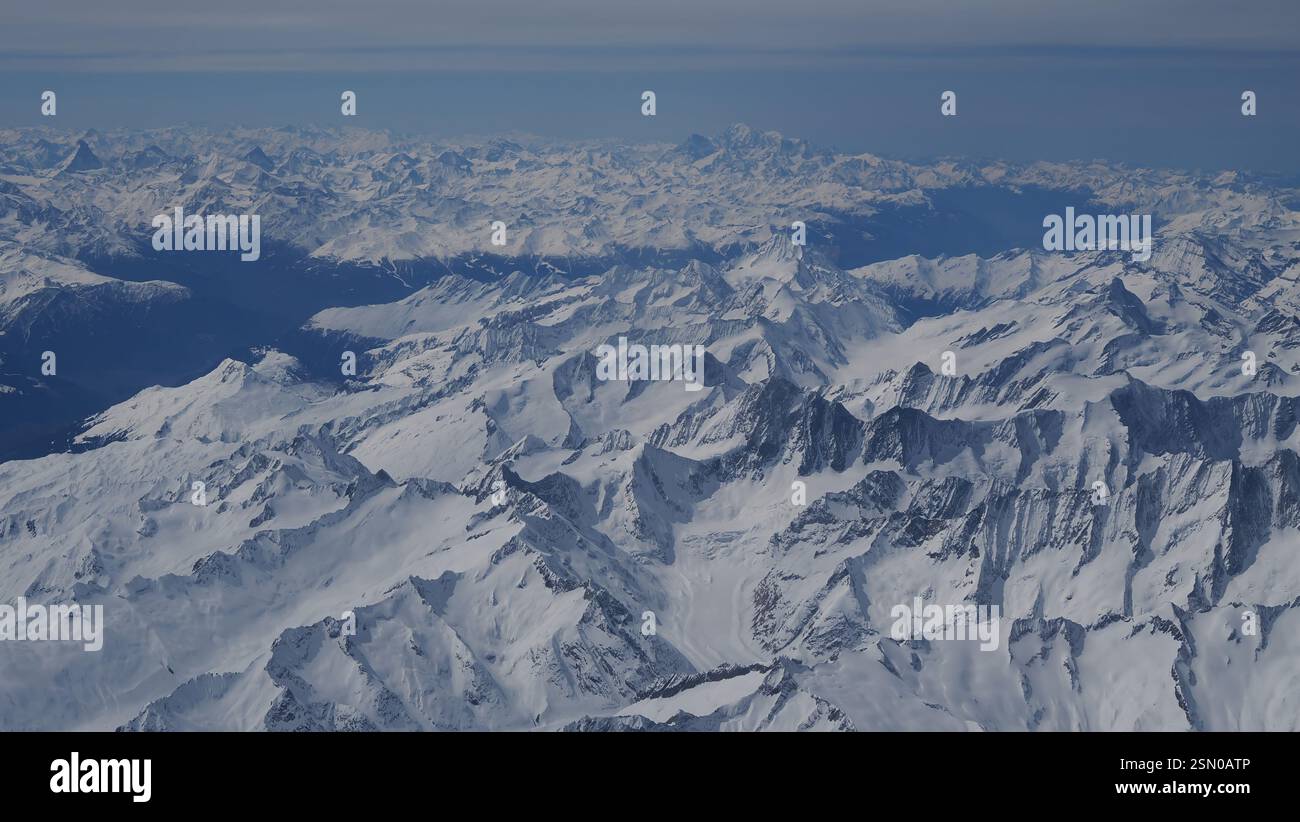 Vista aerea delle vette innevate che si estendono attraverso il paesaggio Foto Stock