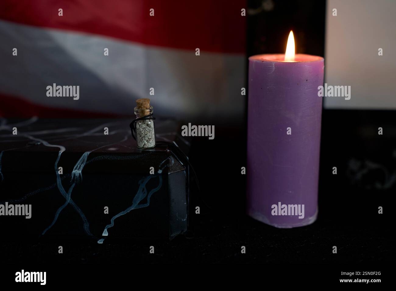Funerale di un eroe americano, ciondolo di vetro con cenere sotto forma di bottiglia, memoriale Foto Stock