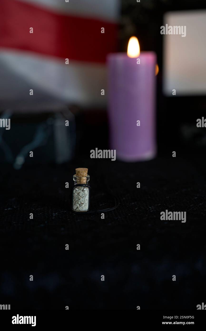 Funerale di un eroe americano, ciondolo di vetro con cenere sotto forma di bottiglia, memoriale Foto Stock