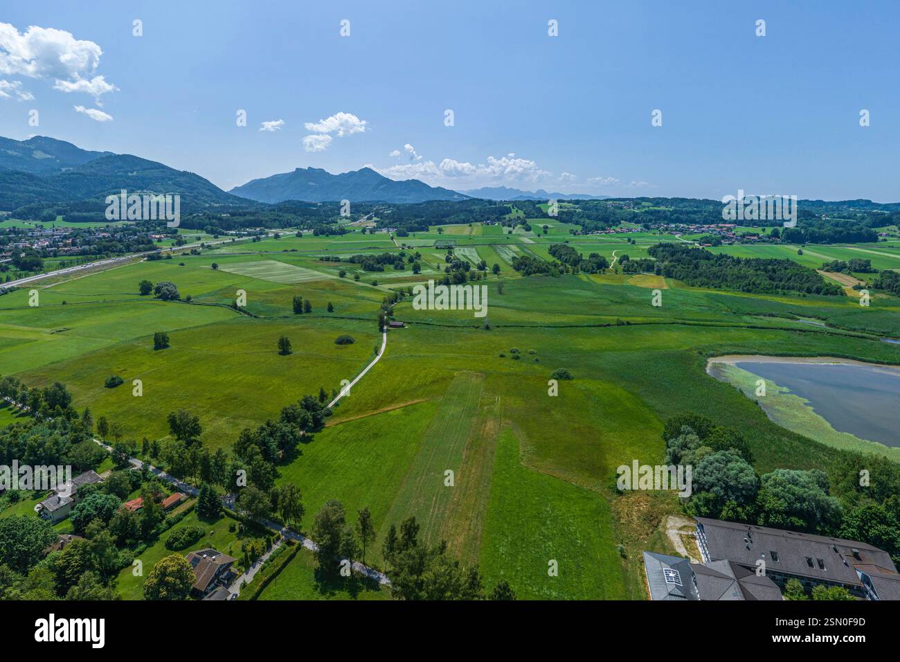 Vista del lago Chiemsee vicino a Bernau-Felden intorno all'area ricreativa del Chiemseepark Foto Stock