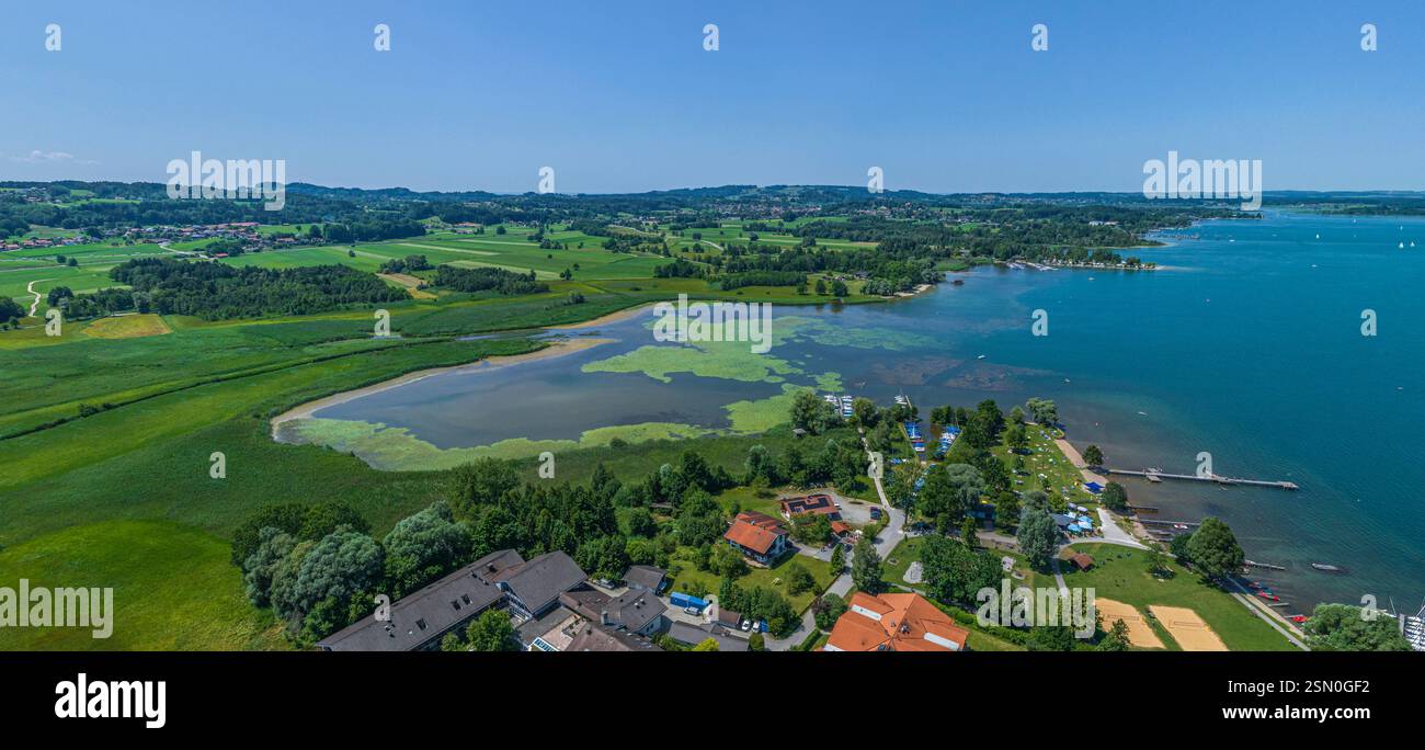 Vista del lago Chiemsee vicino a Bernau-Felden intorno all'area ricreativa del Chiemseepark Foto Stock