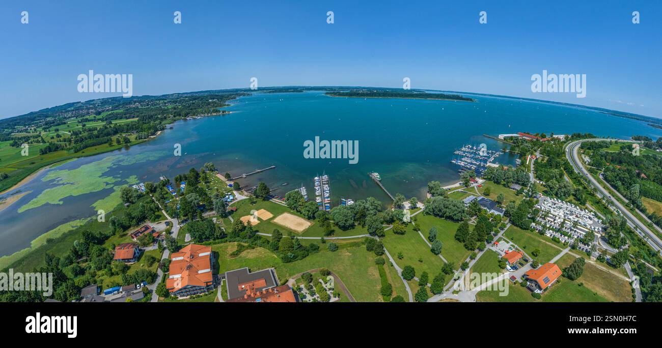 Vista del lago Chiemsee vicino a Bernau-Felden intorno all'area ricreativa del Chiemseepark Foto Stock