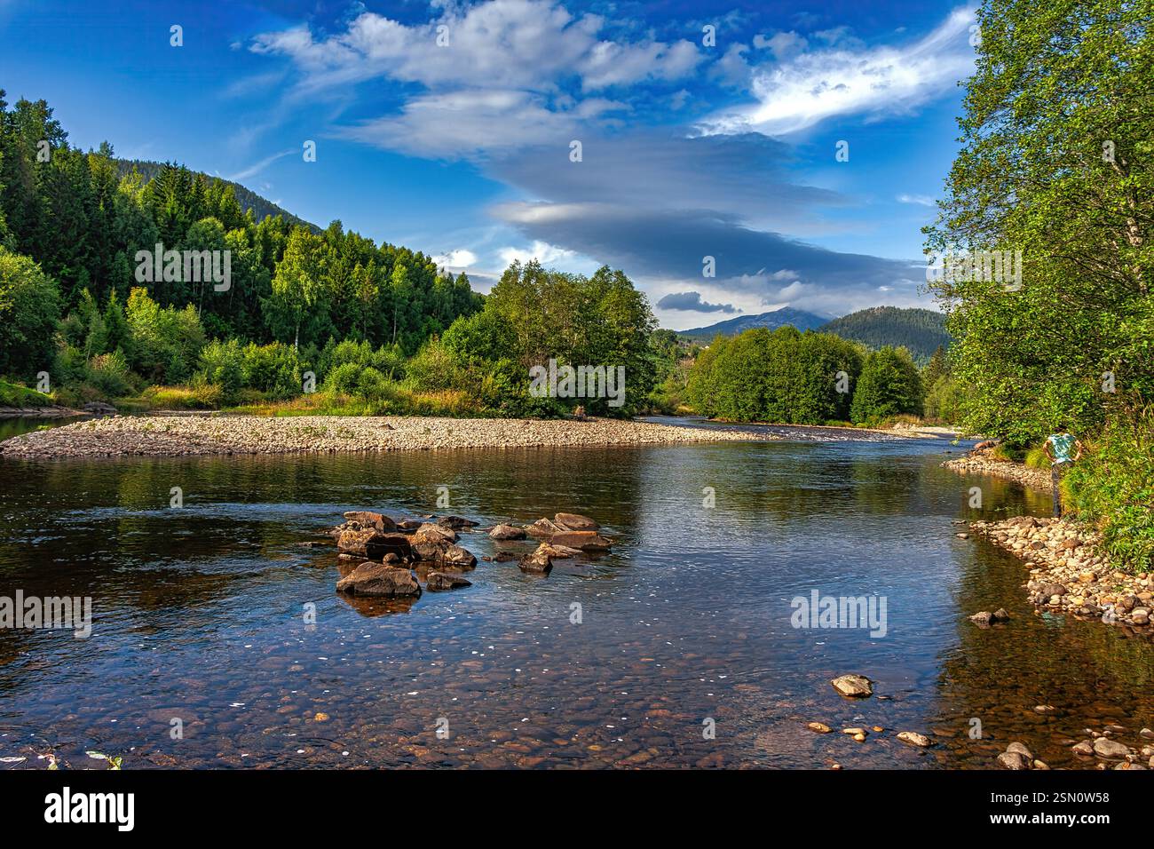 Il fiume Heddøla scorre attraverso un paesaggio verde con uno sfondo montuoso a Notodden. Melås bru, fiume Heddøla, Notodden, Telemark, Norvegia Foto Stock