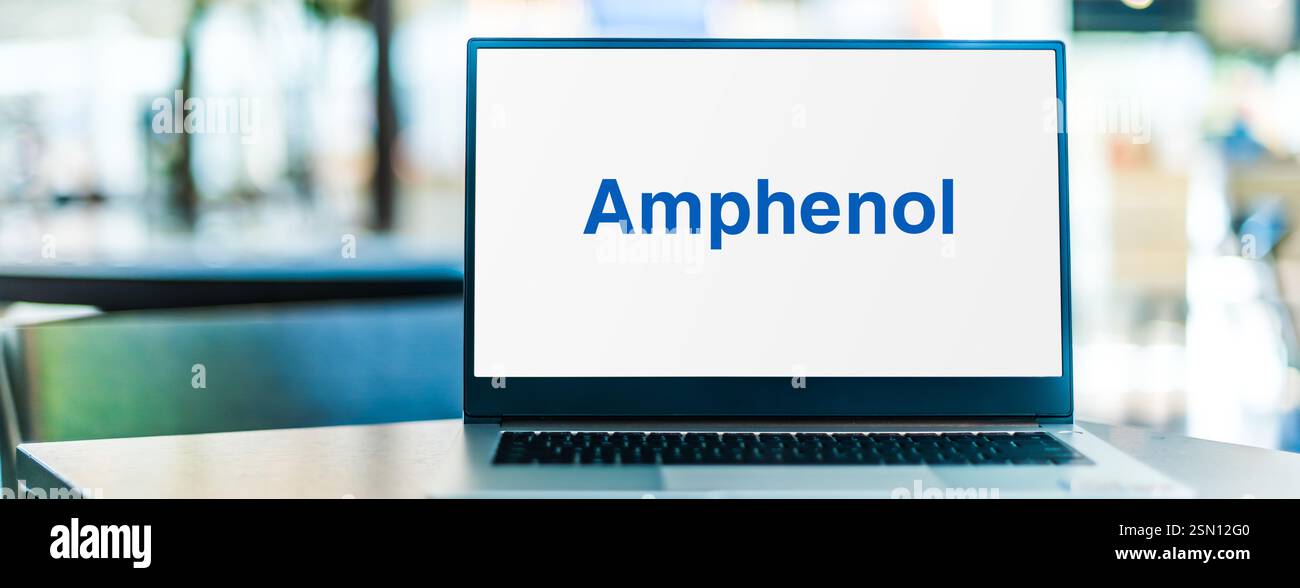 POZNAN, POL - DEC 19, 2024: Laptop computer con logo della Amphenol Corporation Foto Stock