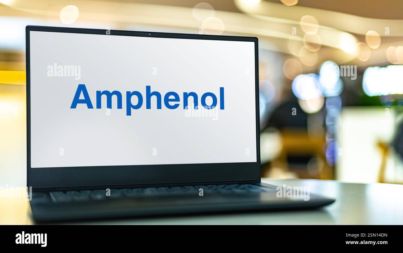 POZNAN, POL - DEC 19, 2024: Laptop computer con logo della Amphenol Corporation Foto Stock
