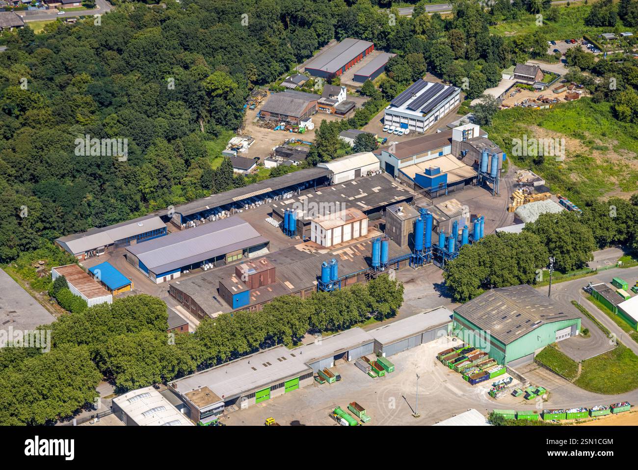 Vista aerea, zona industriale am Lippeglacis con impianto di macinazione mineraria C. Welsch GmbH, presso l'estuario di Lippe con cantiere, fiume Lippe e. Foto Stock