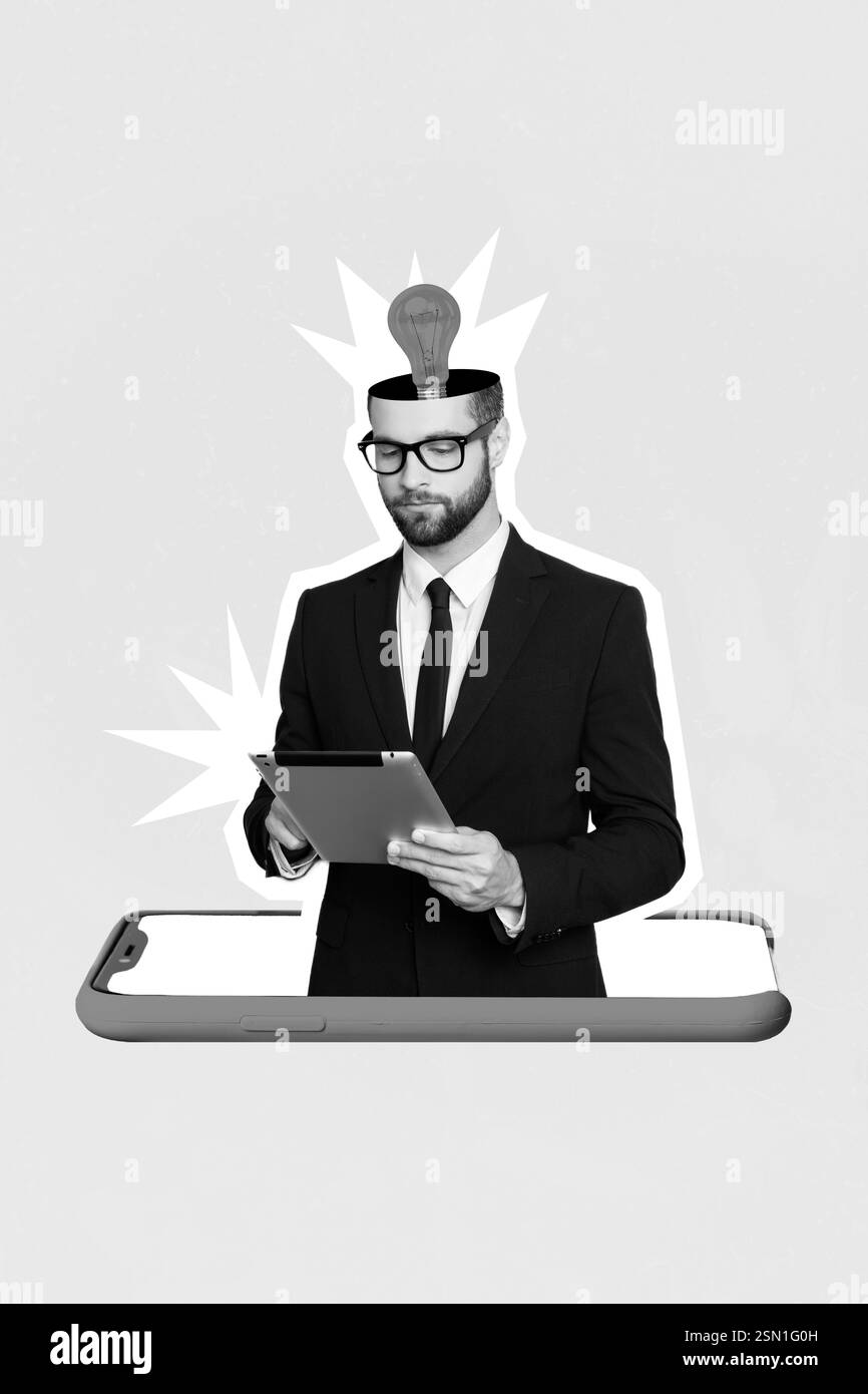 Immagine collage verticale dell'uomo d'affari usa il tablet all'interno di un enorme display del telefono luce testa lampadina isolato su sfondo creativo Foto Stock