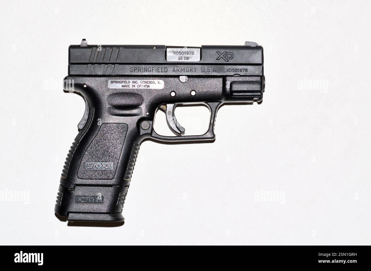 Houston, Texas USA 02-03-2025: Springfield XD 40 pistola semiautomatica compatta isolata bianca. Foto Stock