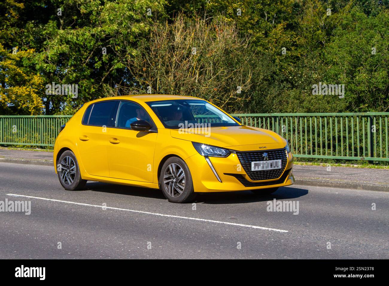 2023 Yellow Peugeot 208 Allure Premium + P-te, supermini hatchback crossing Motorbride a Manchester, Regno Unito Foto Stock