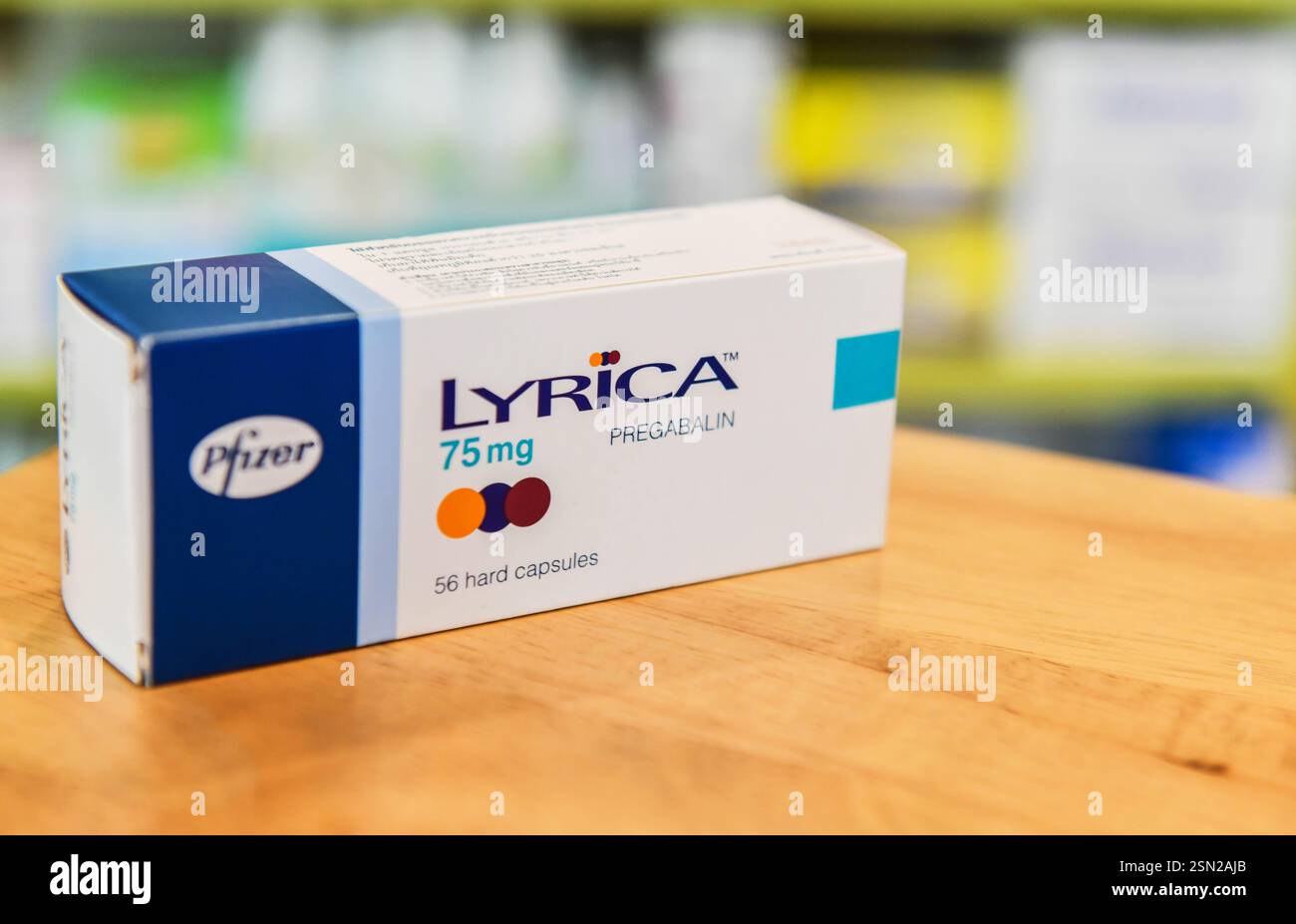 Bangkok ,Thailandia - 27 GIUGNO 2019 : scatola di Medicina Lyrica 75 mg per il trattamento del dolore neuropatico in farmacia Foto Stock