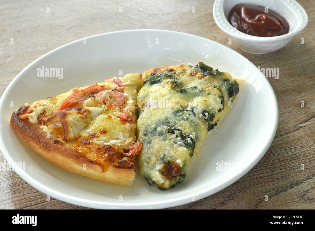 cuocere il condimento della pizza con spinaci e cocktail di pesce sul piatto e immergere la salsa di pomodoro in tazza Foto Stock
