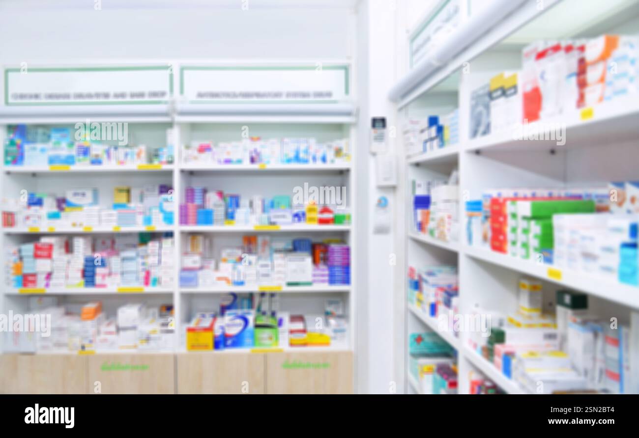 Medicina sugli scaffali interni della farmacia con sfondo sfocato Foto Stock