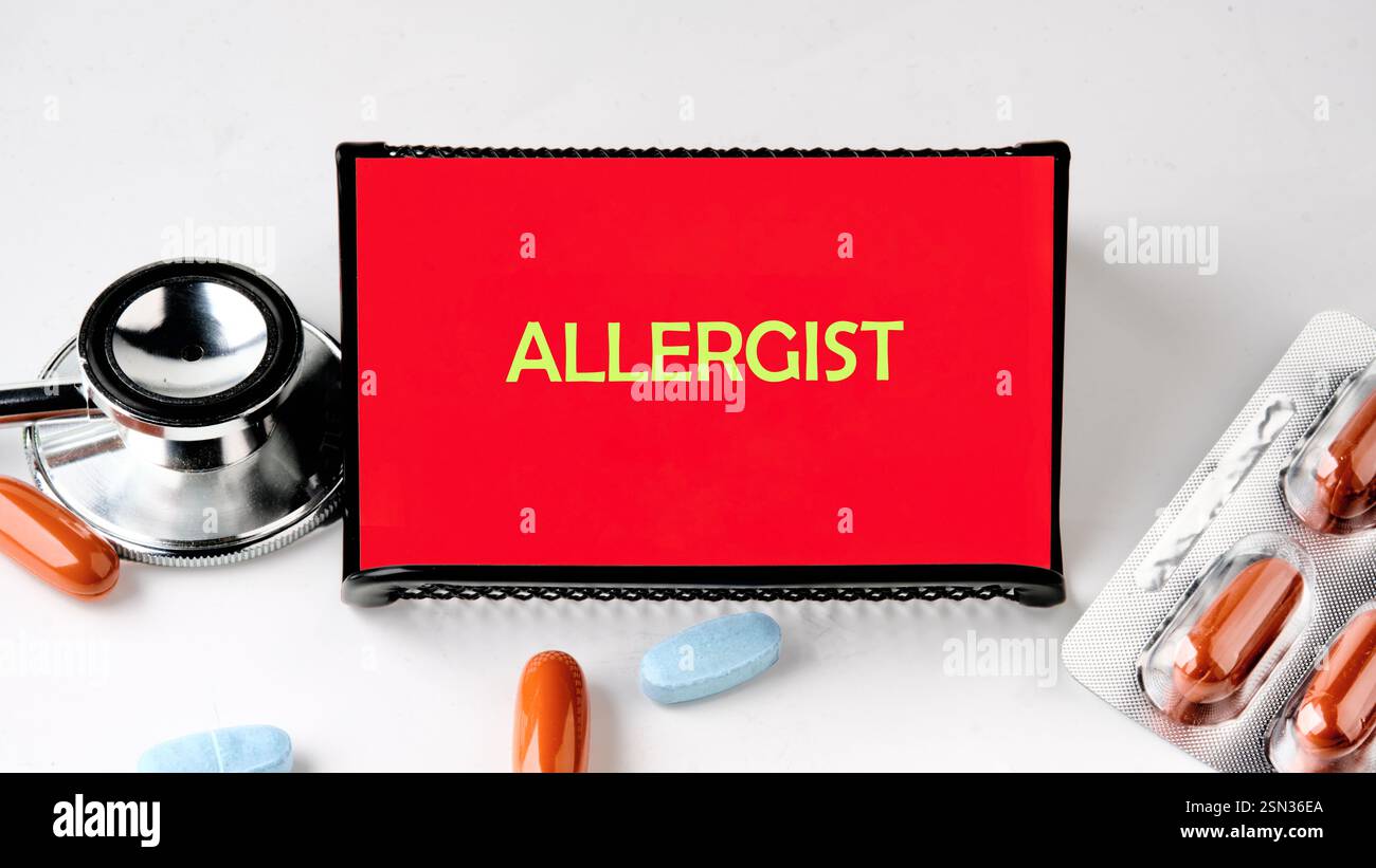 Ruolo dell'allergista nell'assistenza sanitaria con strumenti e farmaci pertinenti, presentato in un ambiente professionale. Foto Stock