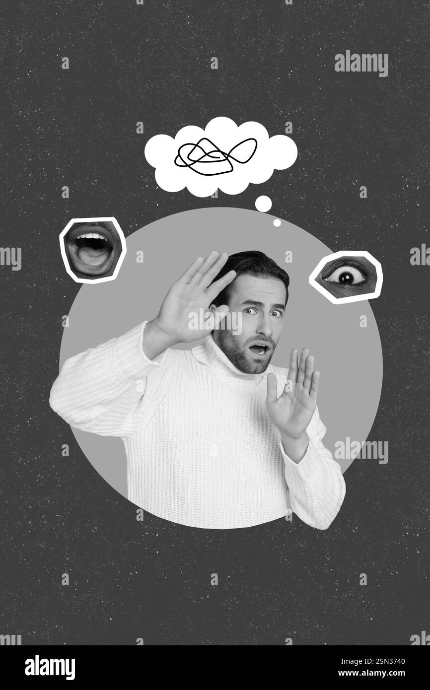 Immagine collage verticale di nero bianco gamma impressionato spaventato uomo che cammina bocca guardando occhio isolato su disegno sfondo viola Foto Stock