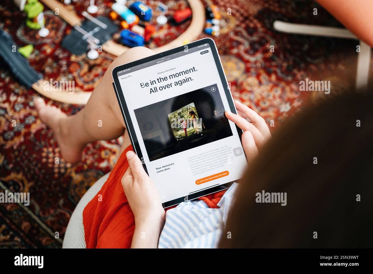 Parigi, Francia - 11 giugno 2023: Una persona che tiene un tablet e legge su Apple Vision Pro, con un articolo sulle esperienze immersive mostrate su Foto Stock