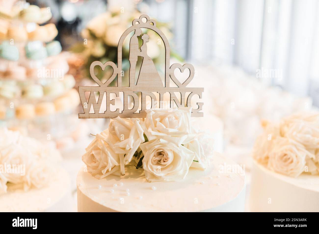 decorazione di torte nuziali nel ristorante - punto focale selettivo sulla torta nuziale. Bar di dolci per matrimoni. Foto Stock