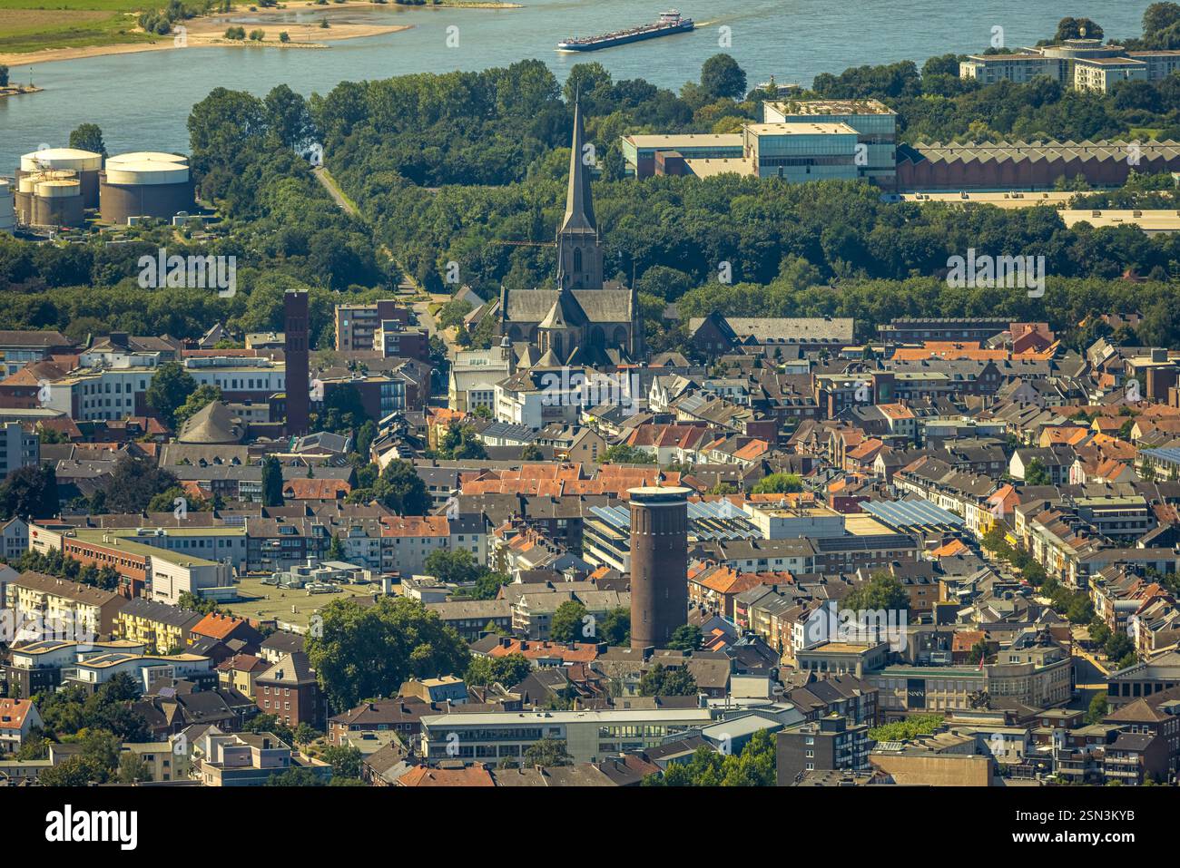 Veduta aerea, zona residenziale, veduta di Wesel con la Cattedrale di Willibrordi e la Vecchia Torre dell'acqua, con il fiume Reno sullo sfondo, Wesel, zona della Ruhr, Foto Stock