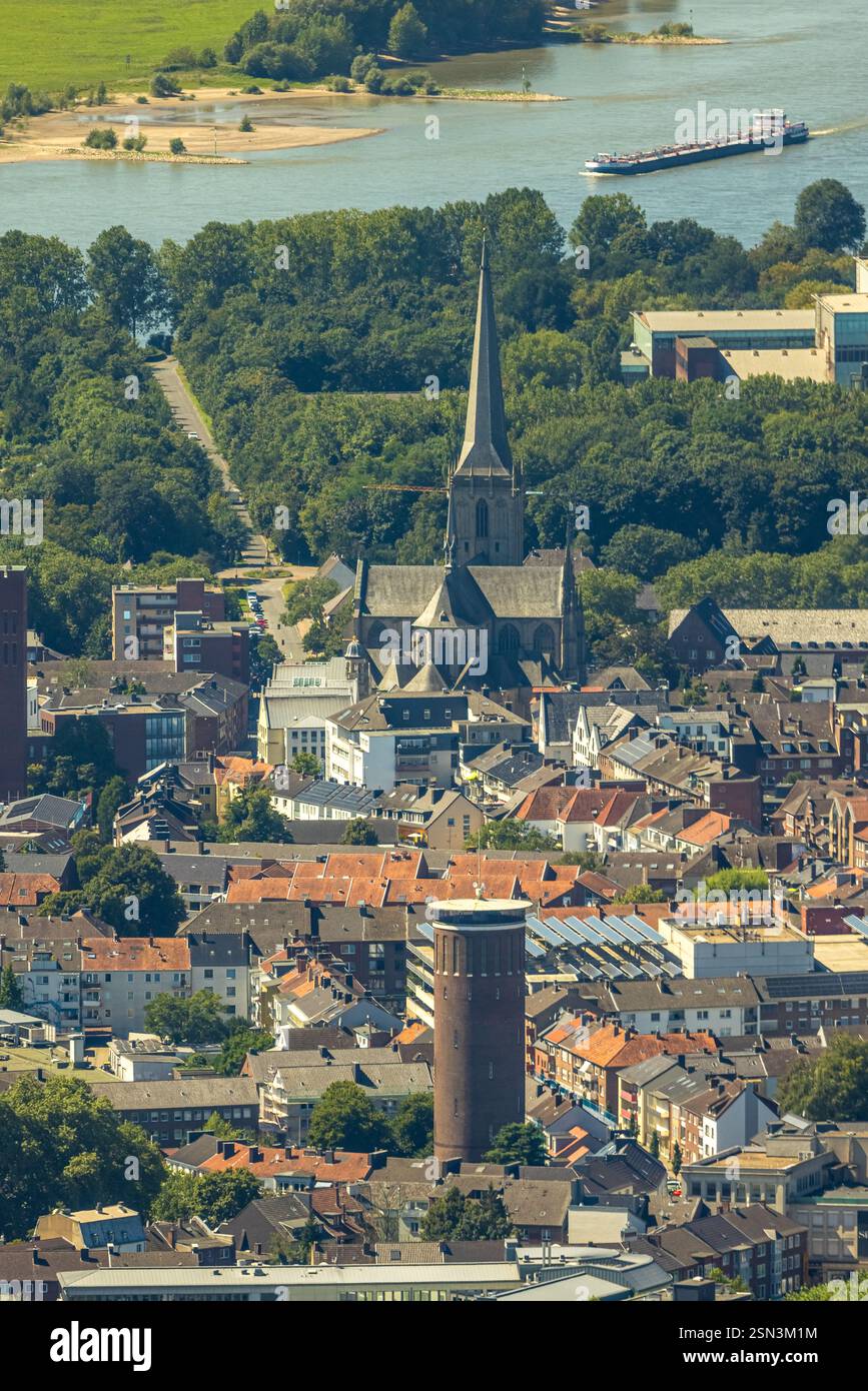 Veduta aerea, zona residenziale, veduta di Wesel con la Cattedrale di Willibrordi e la Vecchia Torre dell'acqua, con il fiume Reno sullo sfondo, Wesel, zona della Ruhr, Foto Stock