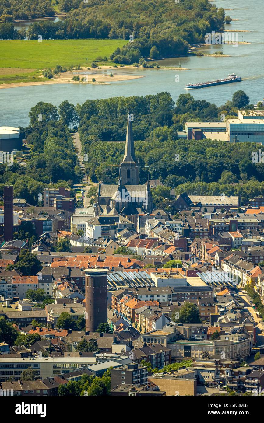 Veduta aerea, zona residenziale, veduta di Wesel con la Cattedrale di Willibrordi e la Vecchia Torre dell'acqua, con il fiume Reno sullo sfondo, Wesel, zona della Ruhr, Foto Stock