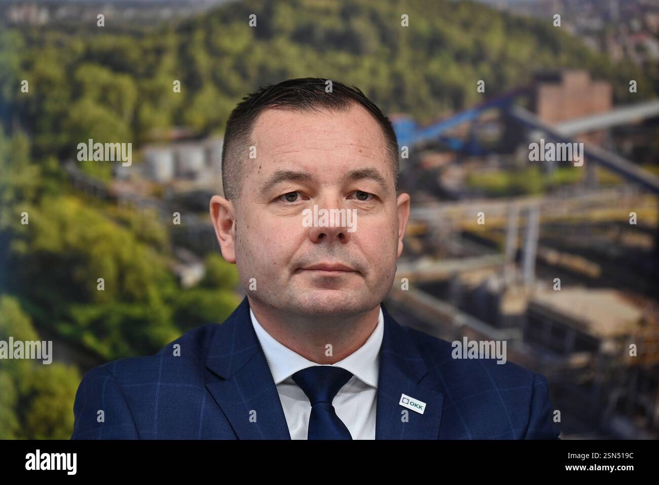 L’amministratore delegato di OKK Koksovny Pavel Woznica alla conferenza stampa di OKK Koksovny sulle misure volte a migliorare la qualità dell’aria, Ostrava, regione Moravia-Slesia, Repubblica ceca, 13 febbraio, 2025. la OKK Koksovny, con sede a Ostrava, investe circa 70 milioni di CZK in misure tecnologiche che potrebbero ridurre le emissioni di particolato inquinante fino al 20%. L'investimento è stato impegnato in un addendum ad un accordo volontario firmato oggi dai rappresentanti della società e della città di Ostrava. L'installazione della tecnologia è già iniziata e le misure ambientali dovrebbero essere pienamente complete Foto Stock L’amministratore delegato di OKK Koksovny Pavel Woznica alla conferenza stampa di OKK Koksovny sulle misure volte a migliorare la qualità dell’aria, Ostrava, regione Moravia-Slesia, Repubblica ceca, 13 febbraio, 2025. la OKK Koksovny, con sede a Ostrava, investe circa 70 milioni di CZK in misure tecnologiche che potrebbero ridurre le emissioni di particolato inquinante fino al 20%. L'investimento è stato impegnato in un addendum ad un accordo volontario firmato oggi dai rappresentanti della società e della città di Ostrava. L'installazione della tecnologia è già iniziata e le misure ambientali dovrebbero essere pienamente complete Foto Stock