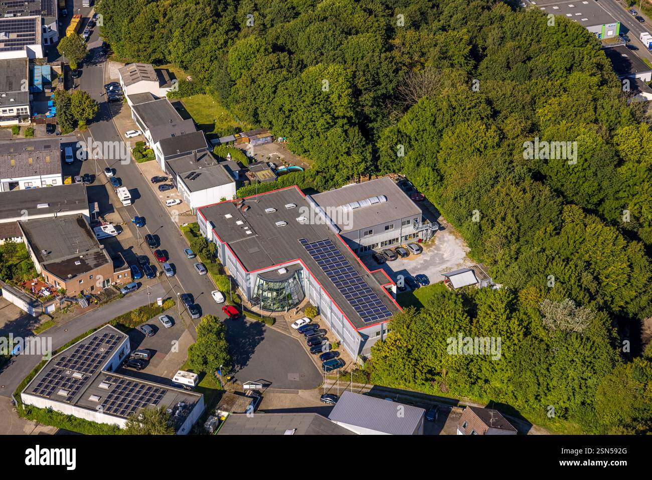 Vista aerea, zona industriale di Röbbeck, Mittelmann Sicherheitstechnik GmbH, società di lavorazione dei metalli con tetto solare, Bessemer Straße, Velbert, Ruhr ar Foto Stock