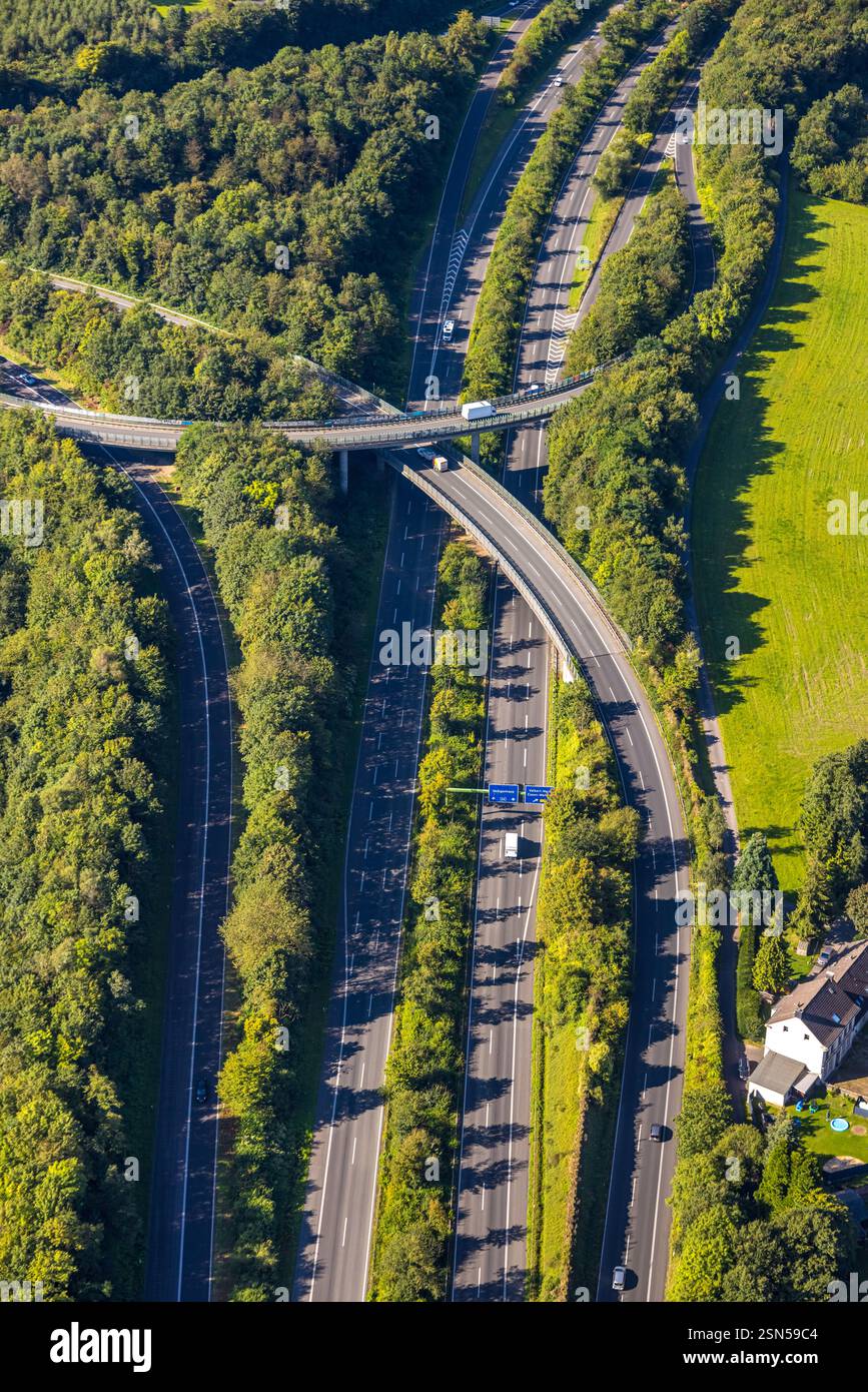 Vista aerea, superstrada A44 e strade curve e uscite della superstrada A535, forme e colori nell'area forestale, Velbert, area della Ruhr, Renania settentrionale-occidentale Foto Stock