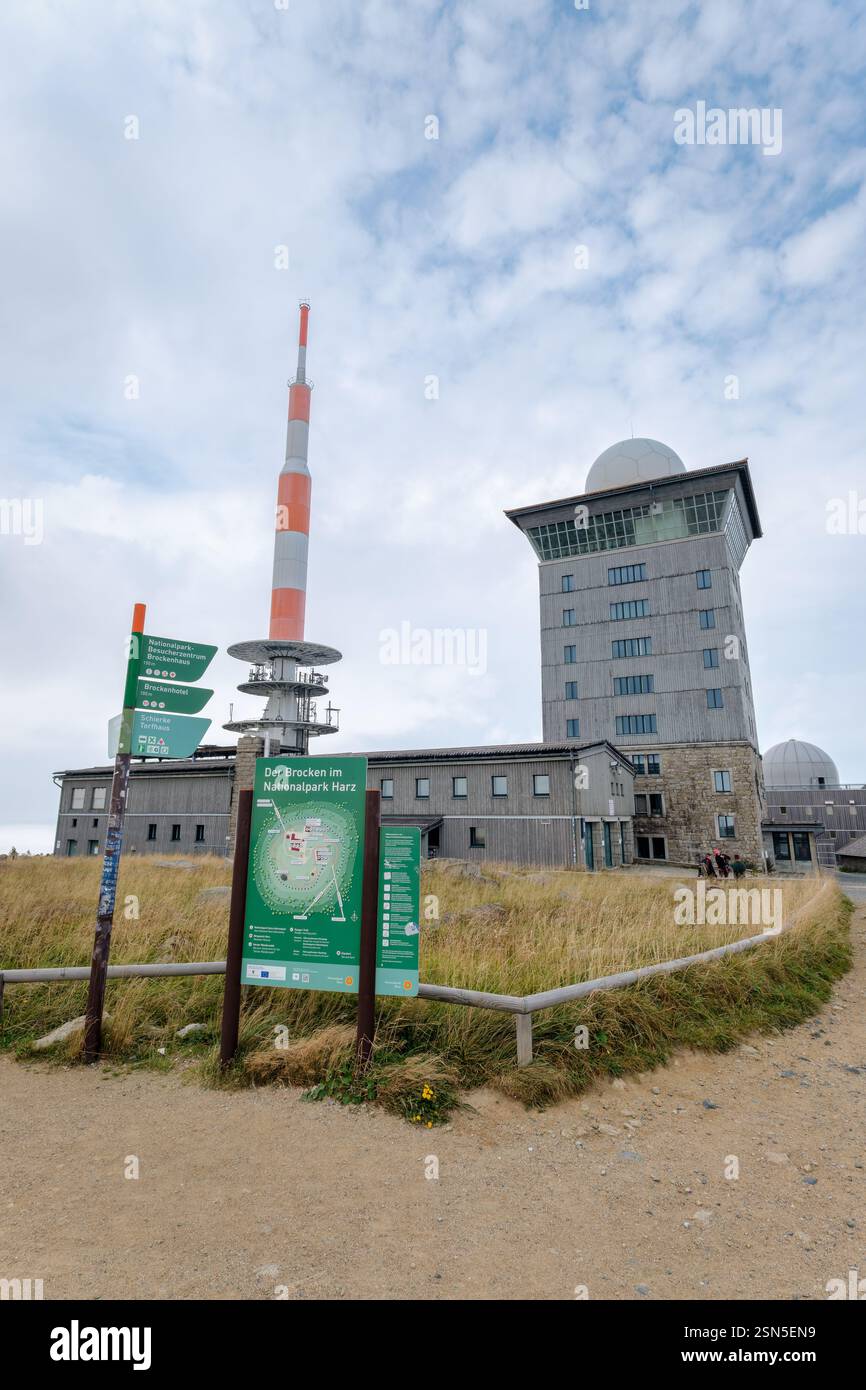 Al Brocken, con 3.743 piedi il punto più alto dei monti Harz (Sassonia, Germania), c'è un trasmettitore radio, un hotel e un centro visitatori. Foto Stock