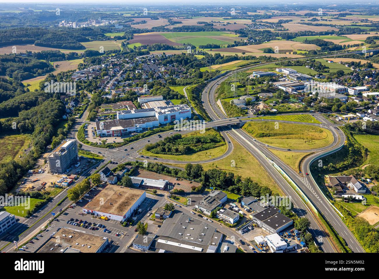 Vista aerea, autostrada A44 Hochstraße e strada federale B227 con uscita Heiligenhaus, cantiere con nuovo edificio all'angolo di Flandersb Foto Stock
