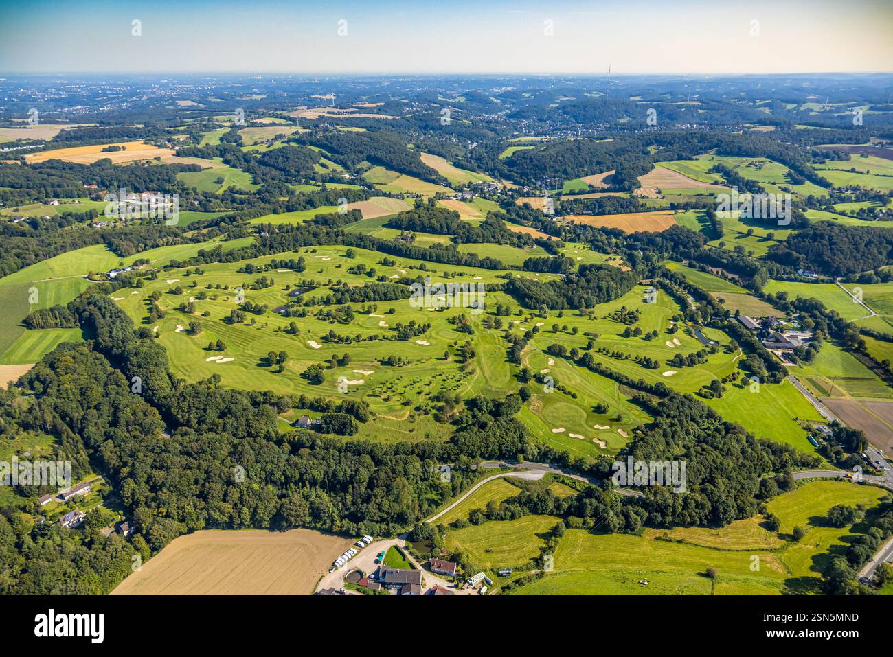 Vista aerea, campo da golf e campo da golf Golfclub Velbert Gut Kuhlendahl e.V., bunker di buche di sabbia, vista generale con vista distante, Bleiberg, Velbert, R. Foto Stock