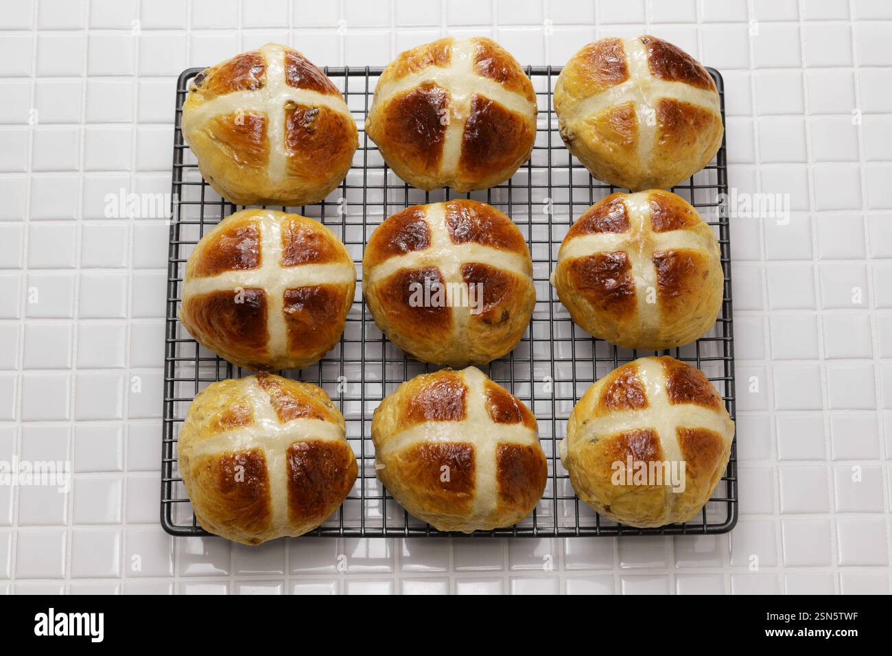 Panini caldi fatti in casa, un pane comunemente mangiato in Gran Bretagna durante Pasqua. Foto Stock