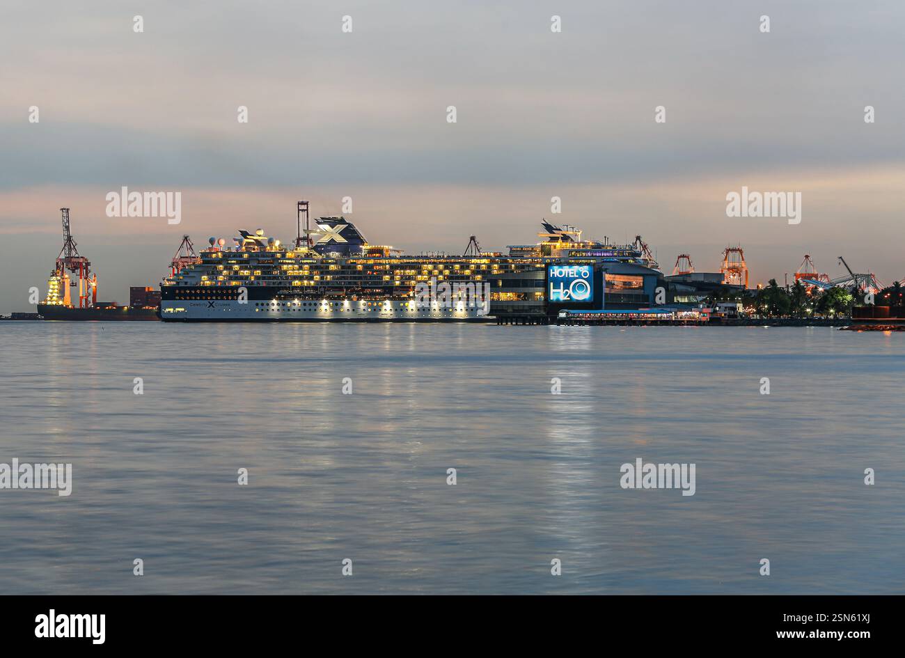 IMMAGINI FILE: Manila, Filippine. 13 febbraio 2025: La nave da crociera Celebrity Millennium durante una sosta a Manila. In un comunicato stampa, la Philippine Ports Authority (PPA) è ottimista riguardo al boom del settore crocieristico, a seguito di un aumento del 61,9% degli arrivi passeggeri nel 2024, con una previsione di +29,8% nel 2025. Gli sviluppi in corso, come gli investimenti nelle infrastrutture portuali in tutto l'arcipelago, mirano a elevare ulteriormente lo status del PH come destinazione principale per le crociere, a stimolare le economie locali e a promuovere il paese nel mercato del turismo internazionale credito: KEVIN IZORCE/Alamy Live News Foto Stock