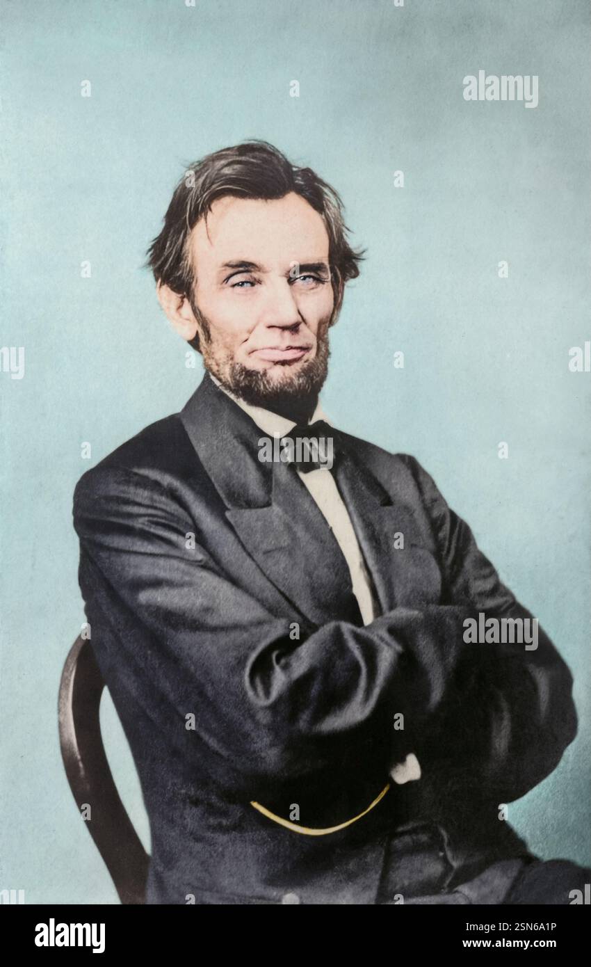 Ritratto del presidente Abraham Lincoln, mezza lunghezza, seduto. Un presidente astuto e determinato fotografato da Lewis Emory Walker, Washington, D.C., intorno al 1863. Osserva l'abbigliamento quasi casual, con il cappotto sbottonato e la famosa catena di orologi appesa alla tasca laterale invece del gilet. L'unico ornamento personale indossato da Lincoln in qualsiasi fotografia è una catena di orologi. Questa pesante catena di oro intrecciato sottile i capelli gli fu presentata nel 1863 da una delegazione della California. Foto Stock