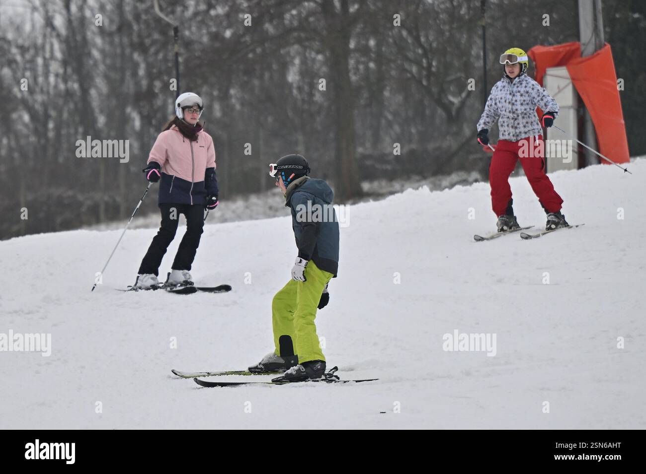 Nemcicky, Repubblica Ceca. 13 febbraio 2025. Gli sciatori amano sciare nella stazione sciistica più bassa dell'Europa centrale a Nemcicky, Repubblica Ceca, 13 febbraio 2025. La lunghezza della pendenza è di 350 m. L'intera pista è coperta da una superficie artificiale che consente di sciare anche in condizioni avverse. La pista è coperta da neve artificiale e regolarmente curata credito: Vaclav Salek/CTK Photo/Alamy Live News Foto Stock