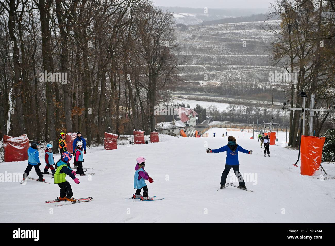Nemcicky, Repubblica Ceca. 13 febbraio 2025. Gli sciatori amano sciare nella stazione sciistica più bassa dell'Europa centrale a Nemcicky, Repubblica Ceca, 13 febbraio 2025. La lunghezza della pendenza è di 350 m. L'intera pista è coperta da una superficie artificiale che consente di sciare anche in condizioni avverse. La pista è coperta da neve artificiale e regolarmente curata credito: Vaclav Salek/CTK Photo/Alamy Live News Foto Stock