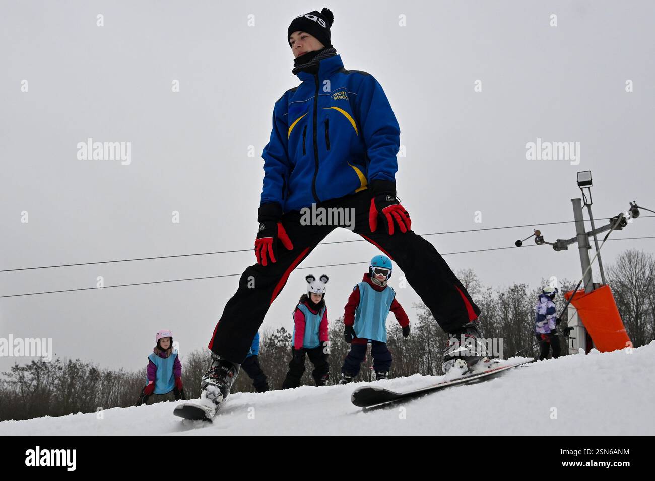 Nemcicky, Repubblica Ceca. 13 febbraio 2025. Gli sciatori amano sciare nella stazione sciistica più bassa dell'Europa centrale a Nemcicky, Repubblica Ceca, 13 febbraio 2025. La lunghezza della pendenza è di 350 m. L'intera pista è coperta da una superficie artificiale che consente di sciare anche in condizioni avverse. La pista è coperta da neve artificiale e regolarmente curata credito: Vaclav Salek/CTK Photo/Alamy Live News Foto Stock
