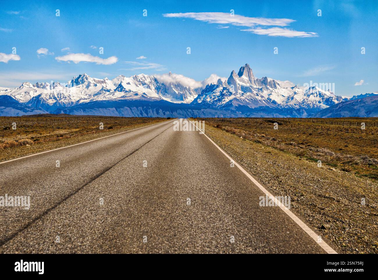 Le cime innevate della Fitzroy Range sopra El Chalten nella Patagonia ardentiniana meridionale si vedono dalla strada da El Calafate Foto Stock