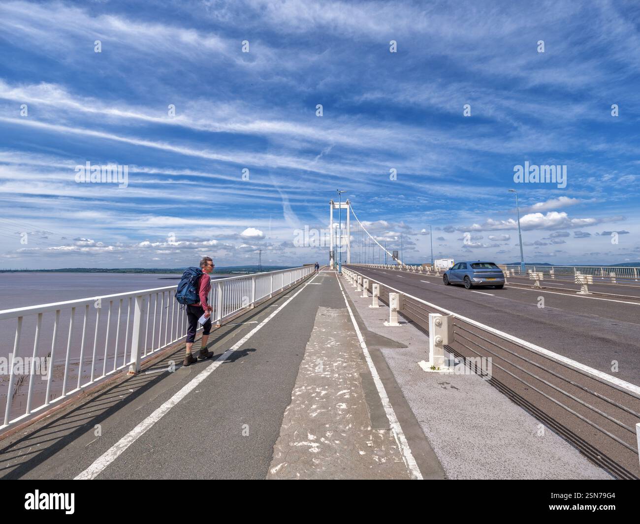 Attraversando il ponte di Severn sul sentiero pedonale condiviso e la pista ciclabile attraverso l'estuario di Severn tra Inghilterra e Galles del Sud Regno Unito Foto Stock