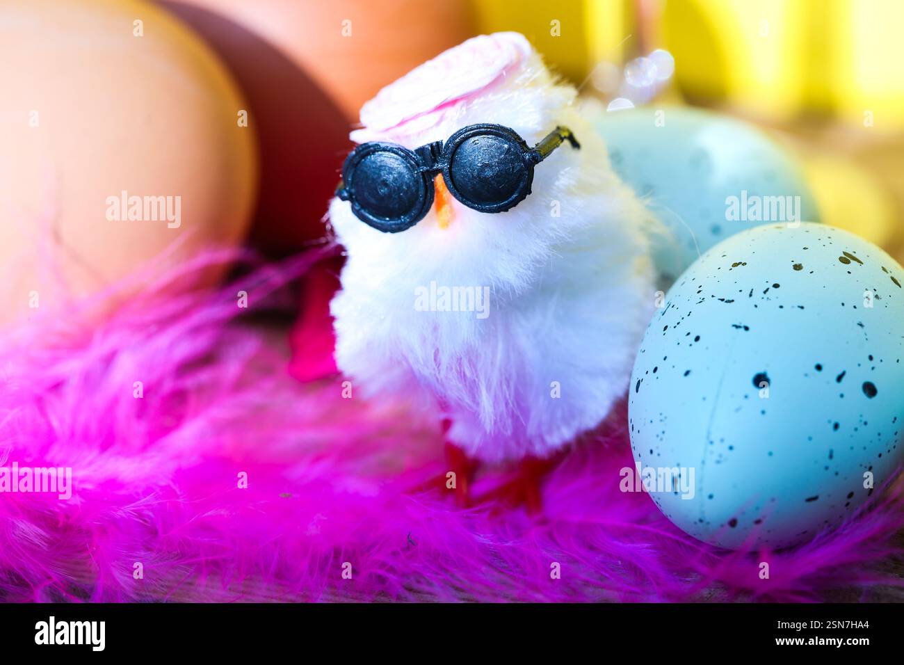 divertente ragazza con uovo di pasqua, cartolina Foto Stock