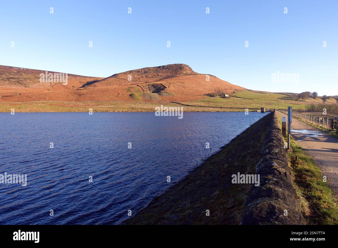 Embasy Crag and Embsay Reservoir vicino a Skipton ad Airedale, Yorkshire Dales National Park, Inghilterra, Regno Unito Foto Stock